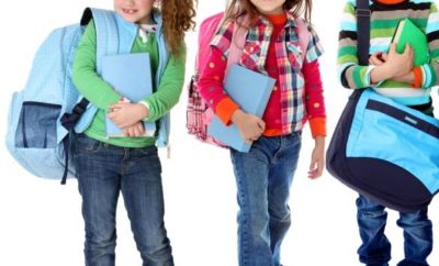 Παιδιά με σχολική τσάντα