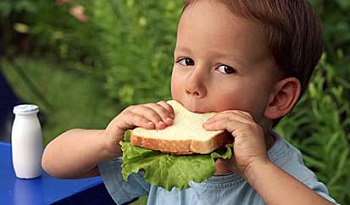 Παιδί τρώει σάντουιτς