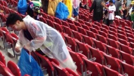 Mundial 2014 - Japan fans cleaning
