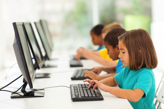Παιδιά σε υπολογιστές