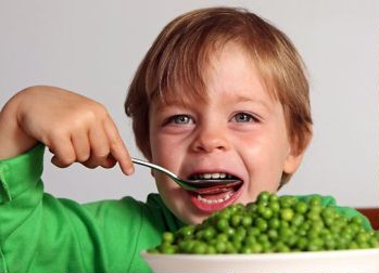 Παιδί τρώει αρακά