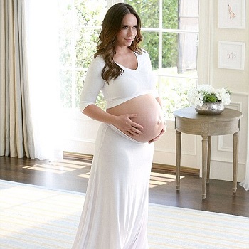 Jennifer Love Hewitt - Pregnant