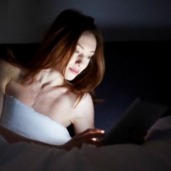 Τα smartphones και τα tablets κάνουν κακό στον ύπνο