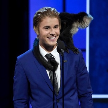 Justin Bieber και μαϊμού