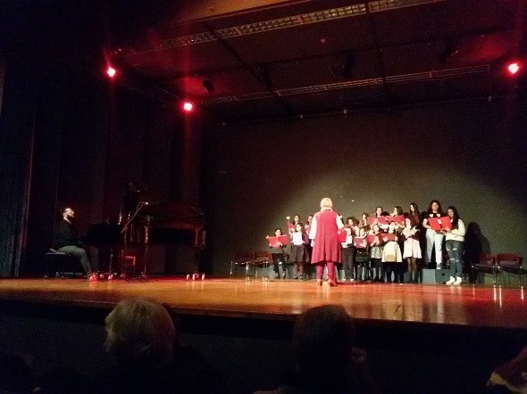 Η Ελένη Ζιάκα, μαέστρος της Δημοτικής Χορωδίας Τρικάλων, με την παιδική και νεανική χορωδία του Δημοτικού Ωδείου Τρικάλων