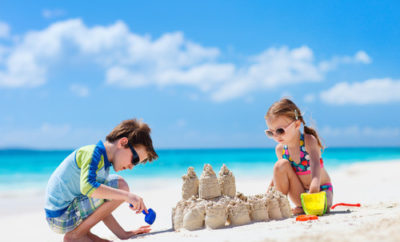 Παιδιά που παίζουν στην άμμο