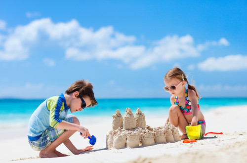 Παιδιά που παίζουν στην άμμο