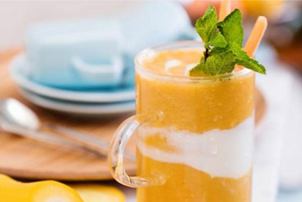 Healthy drink με καρότο και δυόσμο