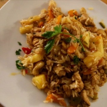 Ταϊλανδέζικο ρύζι με κοτόπουλο, κάσιους και ανανά 1