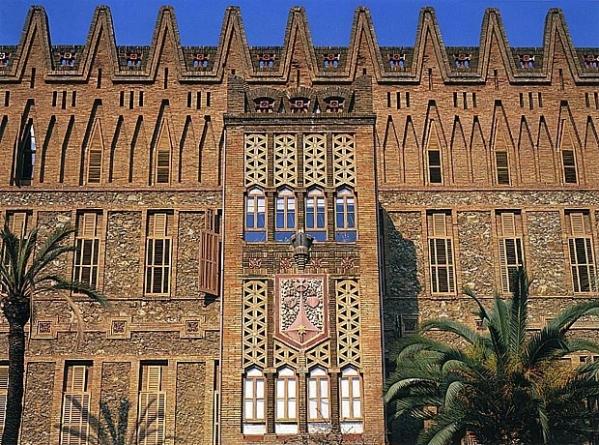 Antoni Gaudi - Colegio de Las Teresianas 