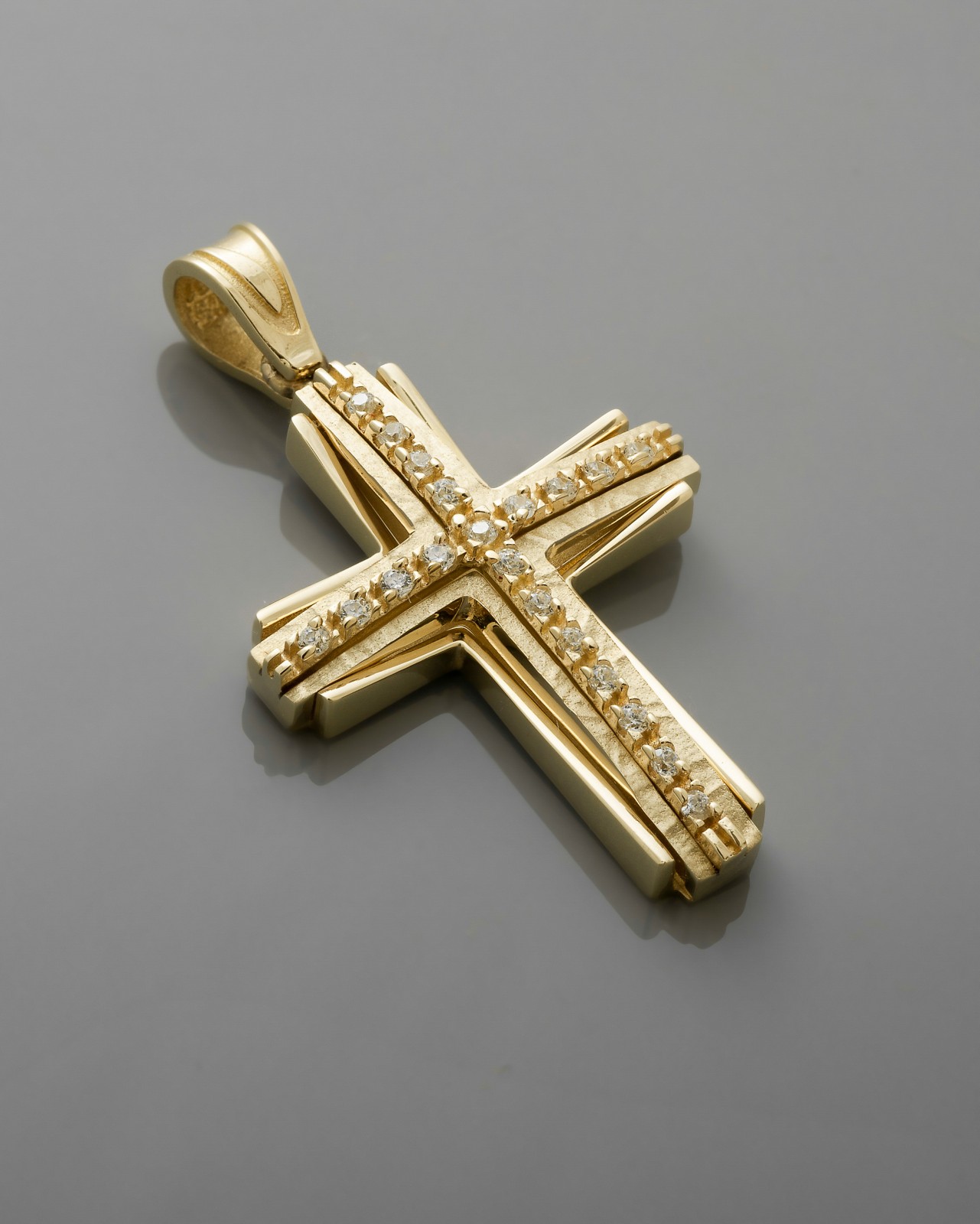 Σταυρός χρυσός valoro με τρία επίπεδα ανάγλυφες λεπτομέρειες και πολύτιμους λίθους.