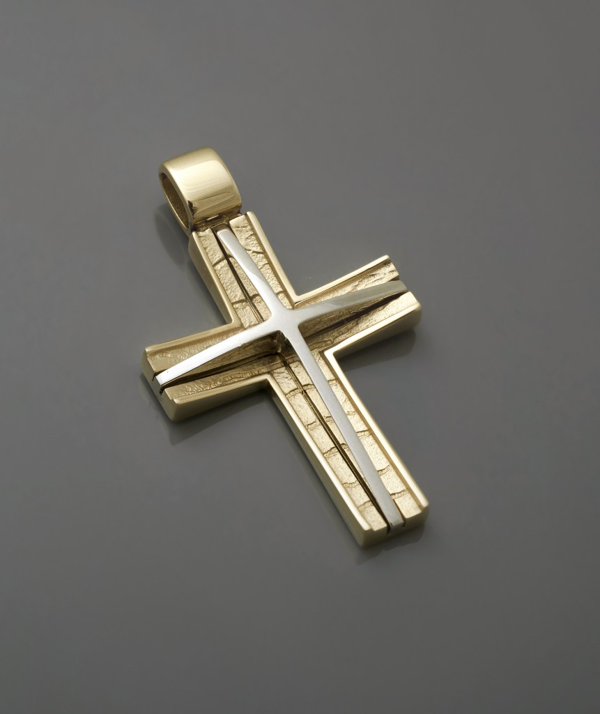 Σταυρός με ανάγλυφη χρυσή βάση και κεντρικό κεκλιμένο σταυρό από λευκό χρυσό
