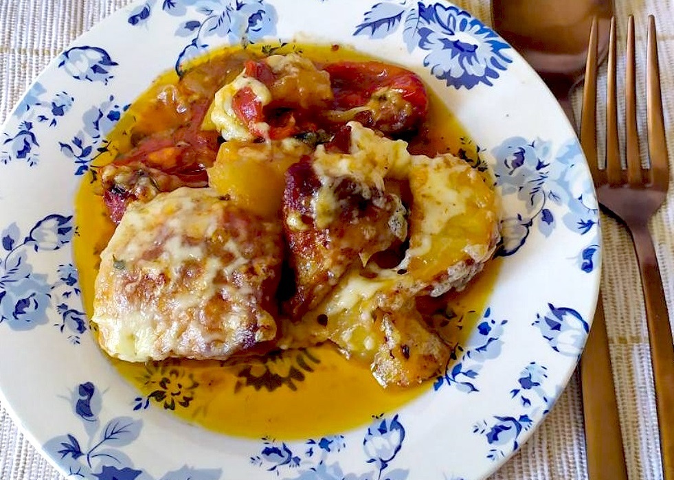 Χοιρινό με πιπεριές, πατάτες και τυρί στον φούρνο
