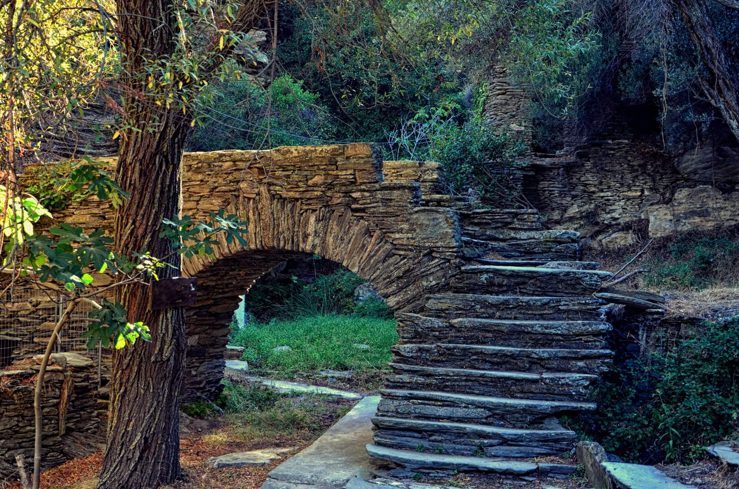 πετρόχτιστο γεφυράκι στην άνδρο