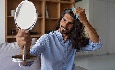 άνδρας περιποίηση μακριά μαλλιά