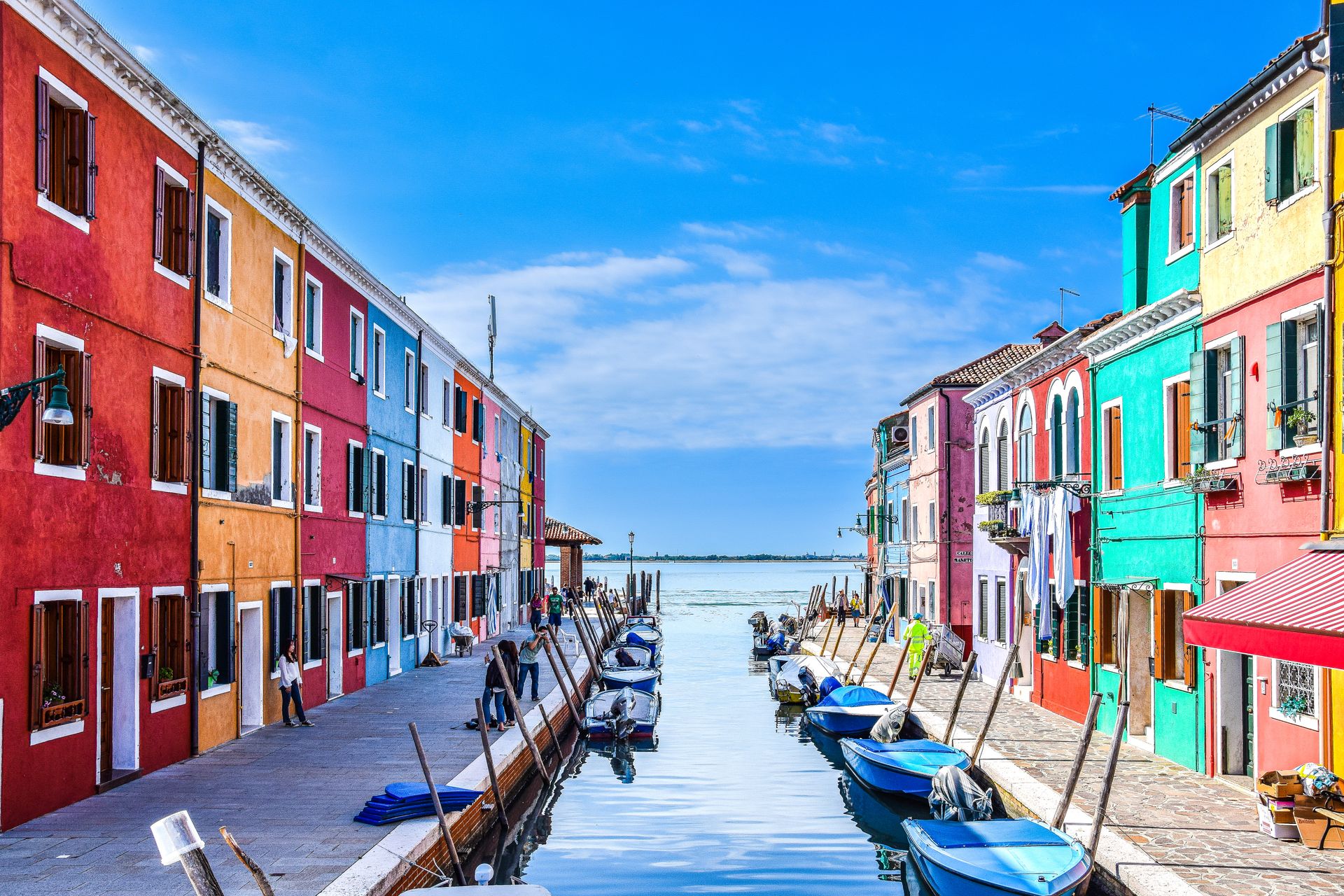 Μπουράνο (Burano) στη Βενετία με τα πολύχρωμα σπίτια δίπλα στο κανάλι