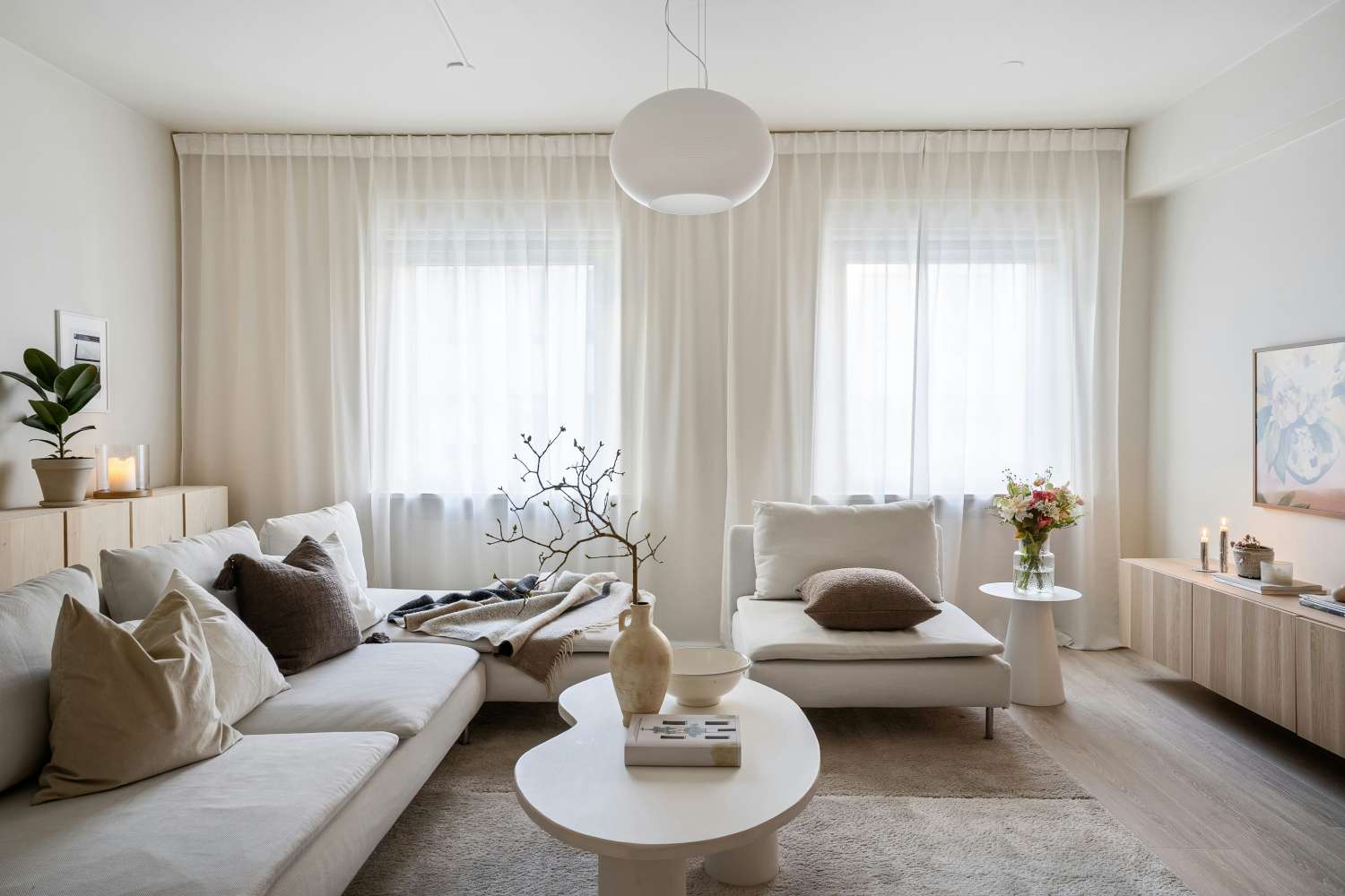 Aesthetic decluttering και μίνιμαλ διακόσμηση σε κομψό σαλόνι