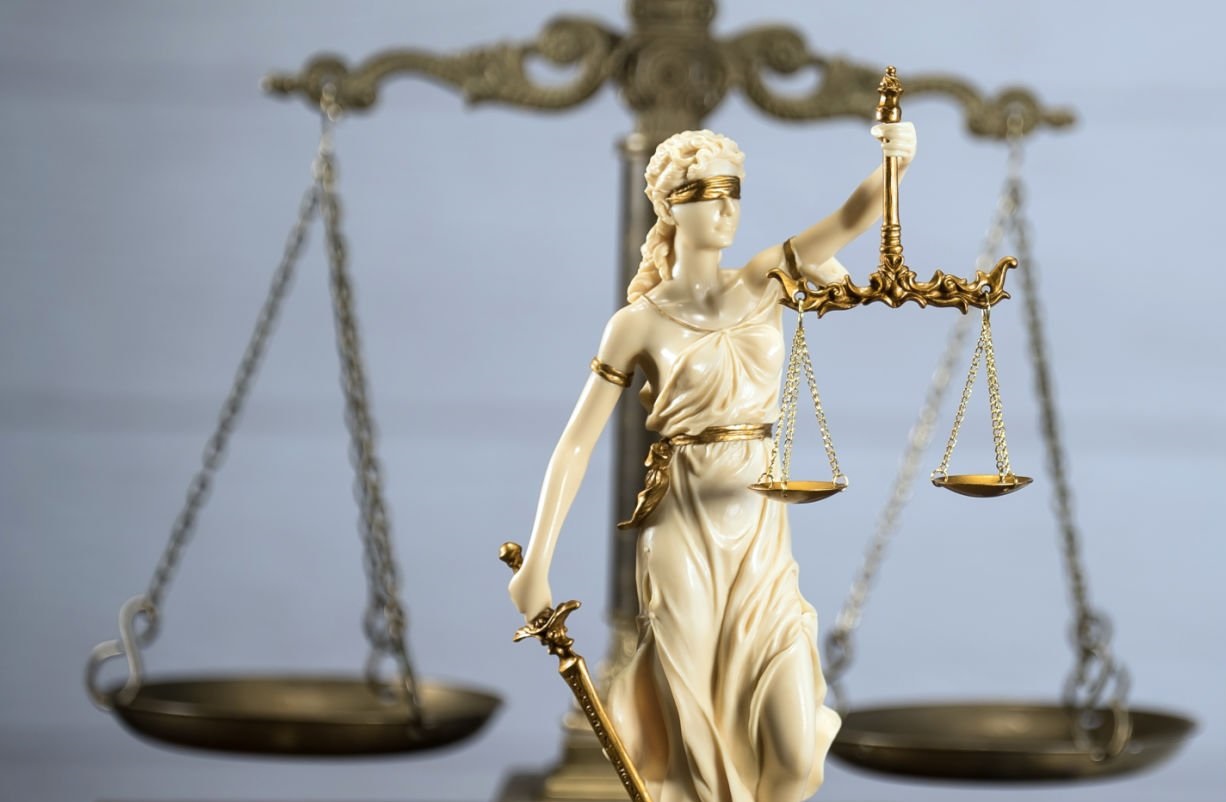 Άγαλμα της Θέμιδας με δεμένα μάτια και ζυγαριά, που συμβολίζει αν η δικαιοσύνη είναι εργαλείο εξουσίας.